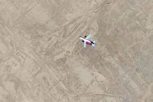 النقل توضح لا طائرة جاثمة في صحراء السماوة والصور خداع بصري فضائي