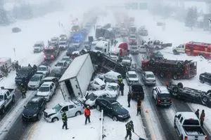 الولايات المتحدة تصادم بين 45 مركبة بسبب عاصفة ثلجية