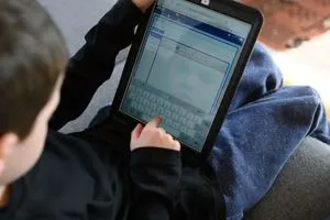 تحذير حقوقي أطفال العراق يواجهون أخطر موجة تهديدات رقمية شفق نيوز