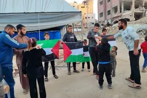 توزيع الحلوى في مدينة خان يونس بعد مقتل العميل ياسر أبو شباب