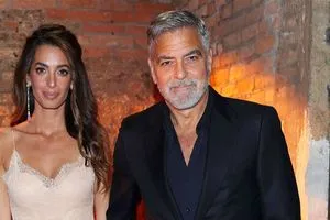 كلوني يثير الجدل بإعلان مشاركة زوجته في صياغة الدستور المصري