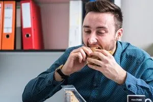 تحذير طبي الأكل السريع يرفع مستويات القلق