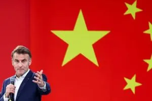 ماكرون يهدد الصين بفرض رسوم جمركية