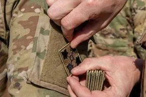 إرتداء شارة الحرب يثير التساؤلات في قاعدة حرير الأمريكية شمال العراق