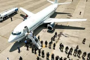 طائرات البوينغ لترحيل المهاجرين من أمريكا