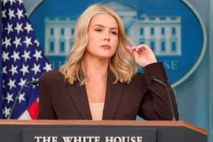 ترامب يثير الجدل بمغازلة المتحدثة باسم البيت الأبيض