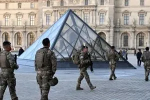 سرقة مجوهرات اللوفر مسؤول فرنسي 30 ثانية كانت ستمنع اللصوص شفق نيوز