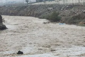 انهيار جزء من جسر الزركة طوز جراء السيول وتحويل المرور إلى مسار واحد شفق نيوز