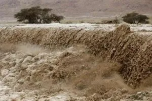 الدفاع المدني يبدأ عملية إنقاذ ستة أشخاص حاصرتهم السيول في ميسان