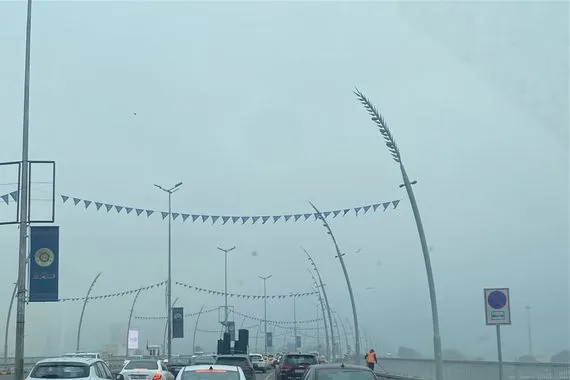 بالصور أجواء ضبابية تغزو شوارع وأزقة بغداد صباح اليوم