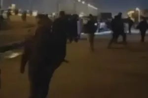 الأمن العراقي يفض تظاهرات الشرش ليلاً ويلاحق المحتجين في الطرقات فيديو شفق نيوز