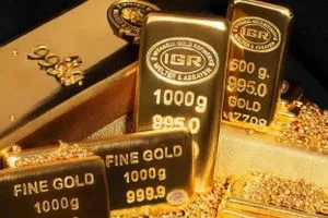 الذهب يستقر بدعم من خفض الفائدة والفضة قرب مستوى قياسي شفق نيوز