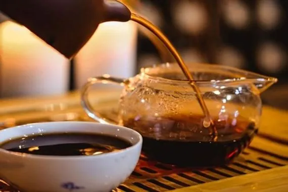 دراسة تربط شرب الشاي اليومي بزيادة كثافة عظام كبار السن