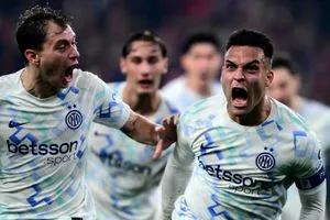 إنتر يقبل هدية ساسوولو وينتزع الصدارة