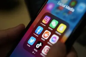 لماذا يبقى أزواج المؤثرات على مواقع التواصل الاجتماعي في الظل