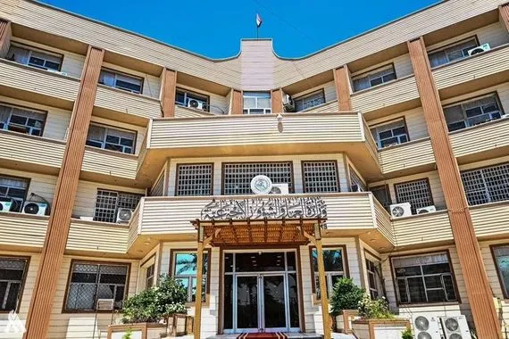 العمل تعلن تسليم 10 آلاف دفتر ضمان صحي للمعين المتفرغ وتدعو المستفيدين للمراجعة