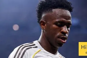 صورة صحفي ينفجر غضبا بعد انتهاء مباراة الريال والافيس