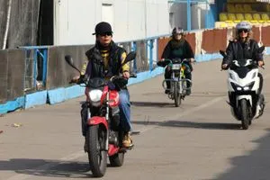 إيرانيات يقتحمن عالم الدراجات النارية