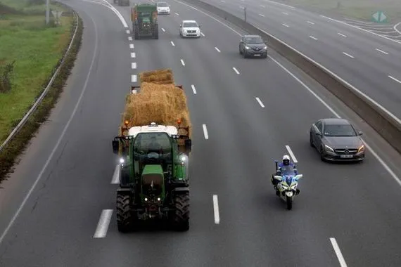 مزارعون فرنسيون يحتجون على انتشار مرض الأبقار