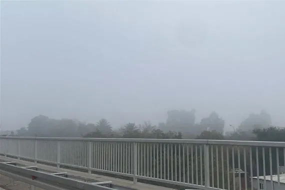 أول ضحايا الضباب وفاة رجل سقطت عجلته من اعلى جسر الشعلة