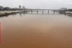 نهر دجلة باللون البرتقالي في بغداد صور شفق نيوز