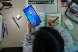 ثورة الذكاء الاصطناعي في سوق العمل الأميركي من يستخدمه أكثر