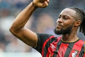 سيمينيو يسجل التعادل في مانشستر يونايتد