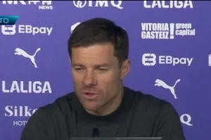 تعليق الونسو على عناق فينيسيوس له