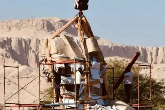 مصر تكشف عن تمثال نادر عملاق دفن 3000 عام تحت الرمال