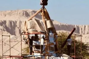 مصر تكشف عن تمثال نادر عملاق دفن 3000 عام تحت الرمال