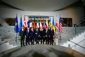 ثمانية قادة الدفاع عن خاصرة أوربا مع روسيا أولوية قصوى