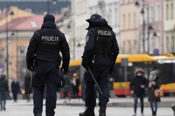 بولندا إحباط مخطط إرهابي يستهدف سوق عيد الميلاد شفق نيوز