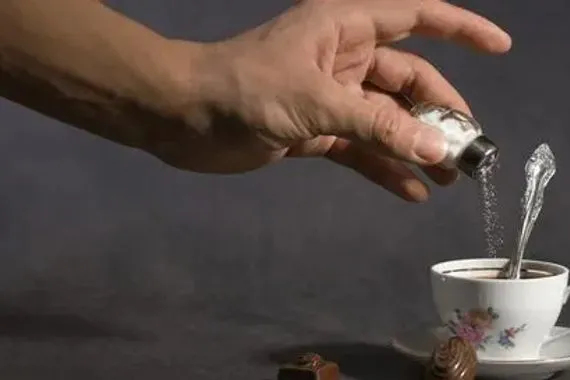 خبراء صحة يحذرون من ترند إضافة الملح إلى القهوة شفق نيوز