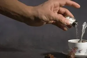 خبراء صحة يحذرون من ترند إضافة الملح إلى القهوة شفق نيوز