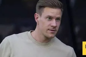 لماذا لا يرحل تير شتيغن عن برشلونة