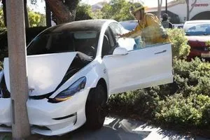 السلطات الأميركية تحقق في صعوبة فتح أبواب سيارات تيسلا بعد تعرضها لحوادث وكالة الانباء العراقية واع