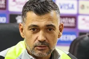 كونسيساو يعترف بحرقة الغضب ويحذر