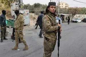 وصول 36 سيارة تقل مقاتلين أجانب إلى مقر لواء 107 في جبلة