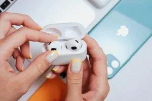 أبل تستعد لإطلاق إيربودز متطورة مزودة بالأشعة تحت الحمراء