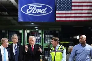 رفع ترامب اصبعه الأوسط له قصة عامل فورد وحملة التبرعات الكبيرة