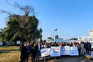 موظفو ديوان ومجلس محافظة النجف يحتجون ضد إلغاء المخصصات الجامعية