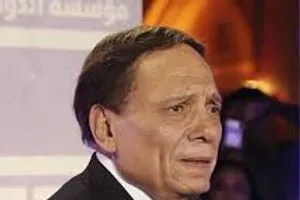 أنباء عن تدهور الحالة الصحية لعادل إمام والنقيب يوضح