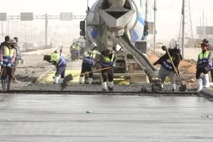 المباشرة بعمل صب مدخل محافظة الديوانية من جهة النجف ممر الإياب