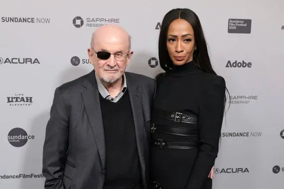 سلمان رشدي يحضر عرضا وثائقيا عن محاولة قتله