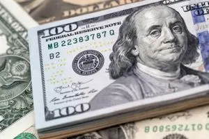 عالميا الدولار يهبط لأدنى مستوياته في 4 سنوات وسط مخاطر متزامنة