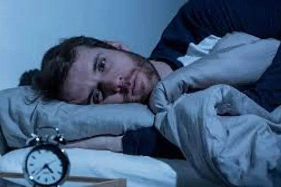 دراسة مفاجئة النوم بدون وسادة قد يحمي عينيك من حالة تسبب العمى