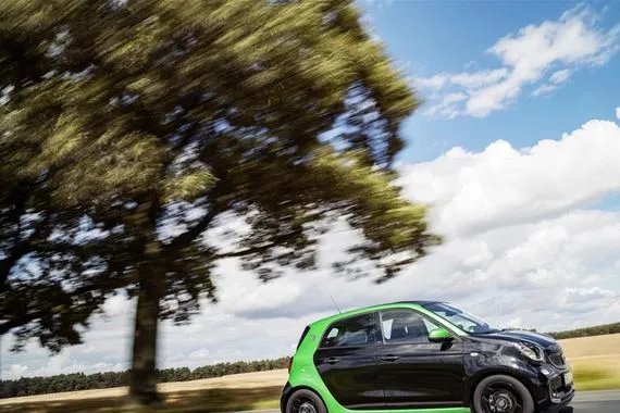 تقنيات ستكون في كل سيارة عام 2026 مستقبل التنقل يبدأ الآن