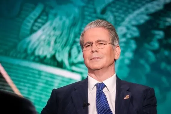 وزير الخزانة الأميركي يبدد تكهنات التدخل لدعم الين ويشيد بالدولار القوي